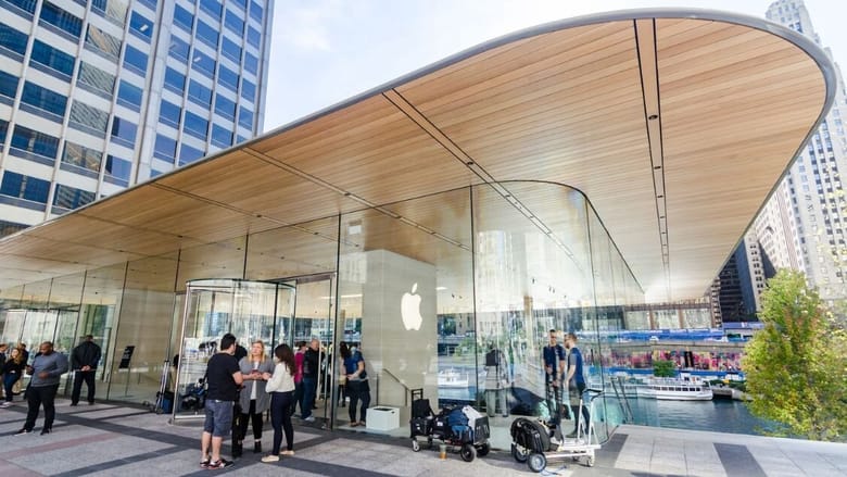 Exterior shot of the Appl Store building with all glass walls and a flat rooffrom the top entrance